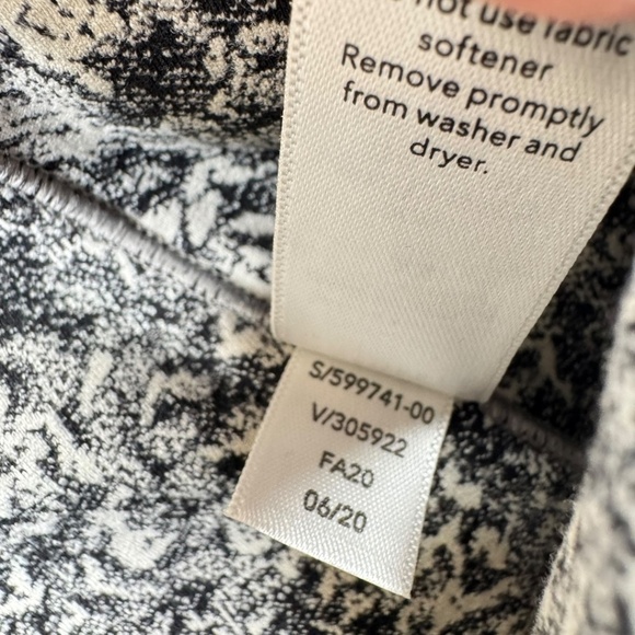 Athleta Salutation Stash Pocket Textured 7/8 Tight Legging Black Printed XS - Picture 4 of 11